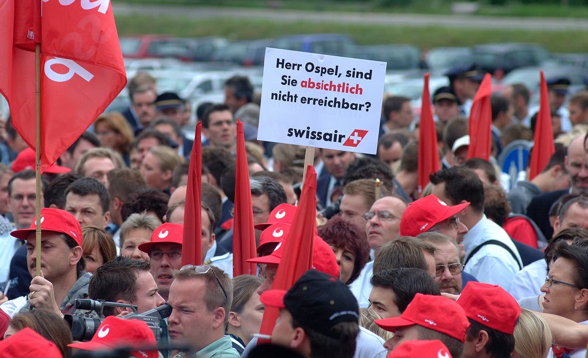 Demo des Swissair-Personal vor dem Hauptsitz Balsberg. Die Grossbanken kamen schlecht weg. UBS-Chef Marcel Ospel wurde vorgeworfen, im wichtigsten Moment abwesend gewesen zu sein. (3.10.2001)