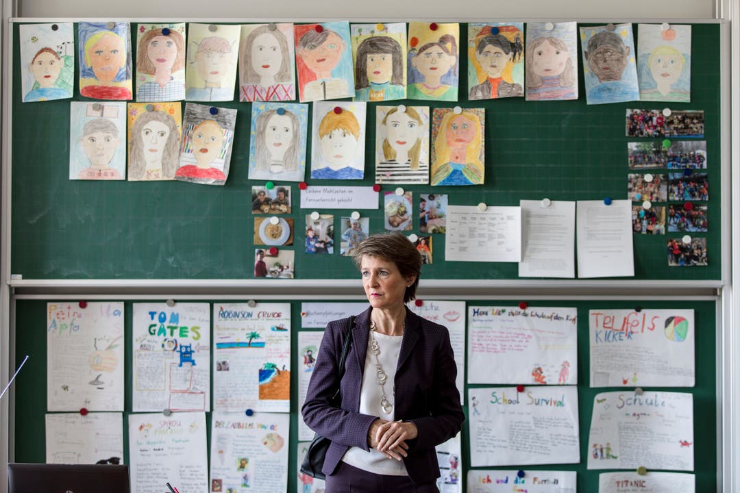 Bundespräsidentin Simonetta Sommaruga besucht am Tag der ersten Lockerungen des Lockdowns die Schule Länggass in Bern.