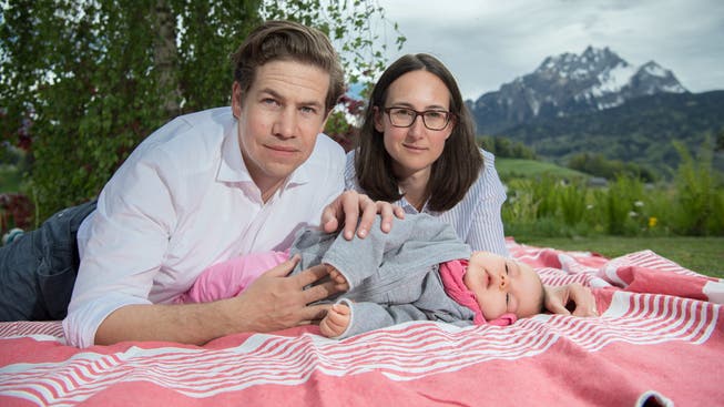 Mario und Alexandra Schenkel mit ihrer Tochter Valeria daheim im Garten – am Freitag startet das Crowdfunding «Rette Valeria».