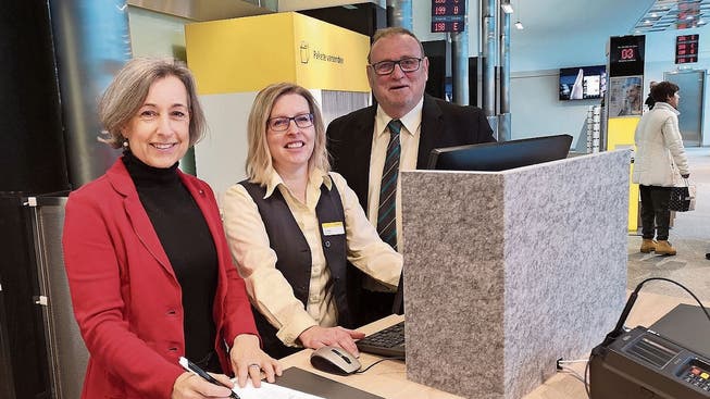 Bei der Einweihung: Stadträtin Angelica Cavegn, Infotheken-Mitarbeiterin Sandra Haller und Peter Hediger (v.l.). Dahinter ist mit dem gelben Dach der «Zalando»-Automat zu erkennen.