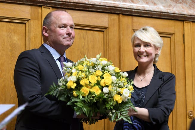 Isabelle Moret reicht die Blumen an ihren Nachfolger weiter: Nun ist ein Jahr lang der Berner Andreas Aebi höchster Schweizer.