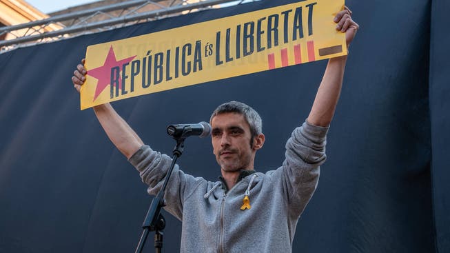 Roger Español verlor durch ein Gummigeschoss ein Auge. Hier hält er eine Schild für die katalanische Republik während einer Demonstration im Mai 2018. (Imago)