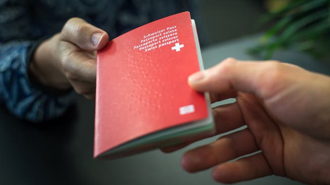 Der Bund entzieht einer Frau das Schweizer Bürgerrecht. (Symbolbild)