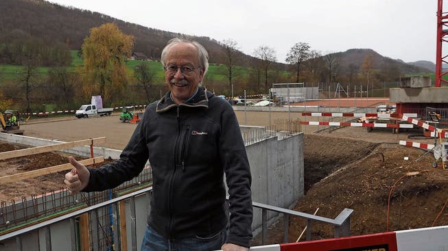 Ist zufrieden mit dem Bauverlauf: Massimo Fini, Präsident des Tennisclubs Frick, bei der Baustelle am Juraweg.