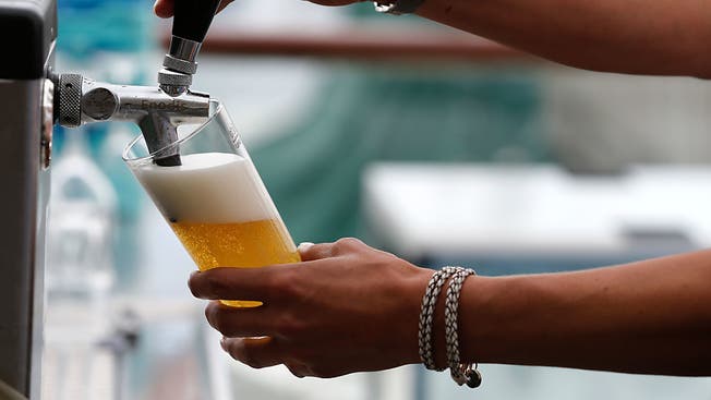 Auch in Krisenzeiten wird gerne getrunken - für einmal aber ist alkoholfreies Bier gefragt. (Symbolbild)