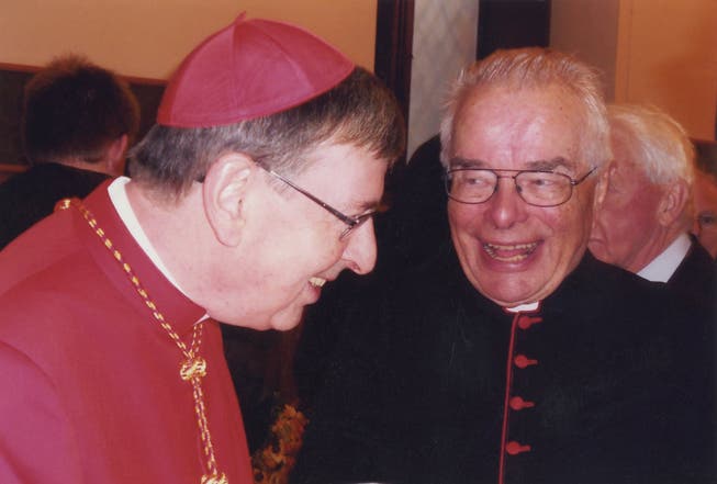 Anton Cadotsch (r.) mit dem früheren Bischof von Basel, Kurt Koch, nach dessen Aufnahme ins Kardinalskollegium. (20. November 2010)