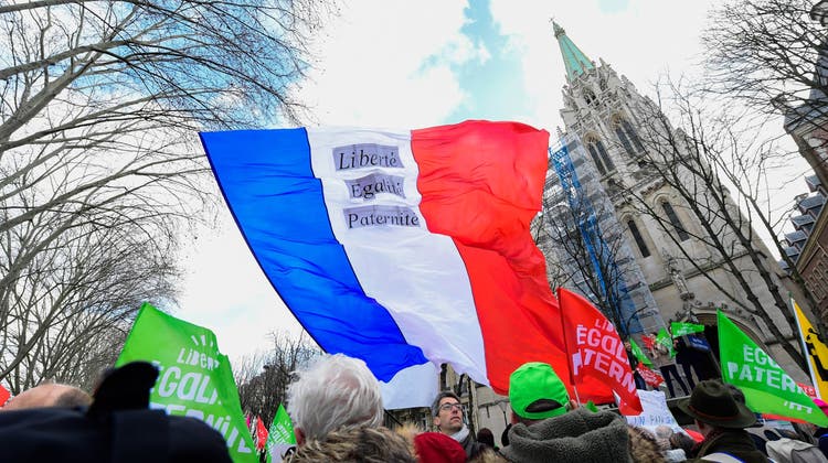 Strom gekappt, Häfen blockiert, Kraftwerke gestoppt: Die Rentenproteste in Frankreich eskalieren