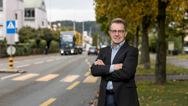 Martin Uebelhart an der Zürcherstrasse: Das Tram der Limmattalbahn soll auf der Hauptverkehrsader von Neuenhof fahren.