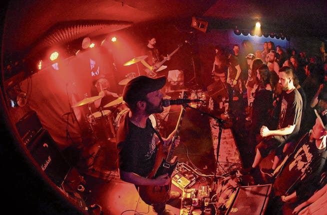 Die aus Frankreich stammende Rockband Mars Red Sky bei ihrem Konzert im Keller des «Coq d’Or».