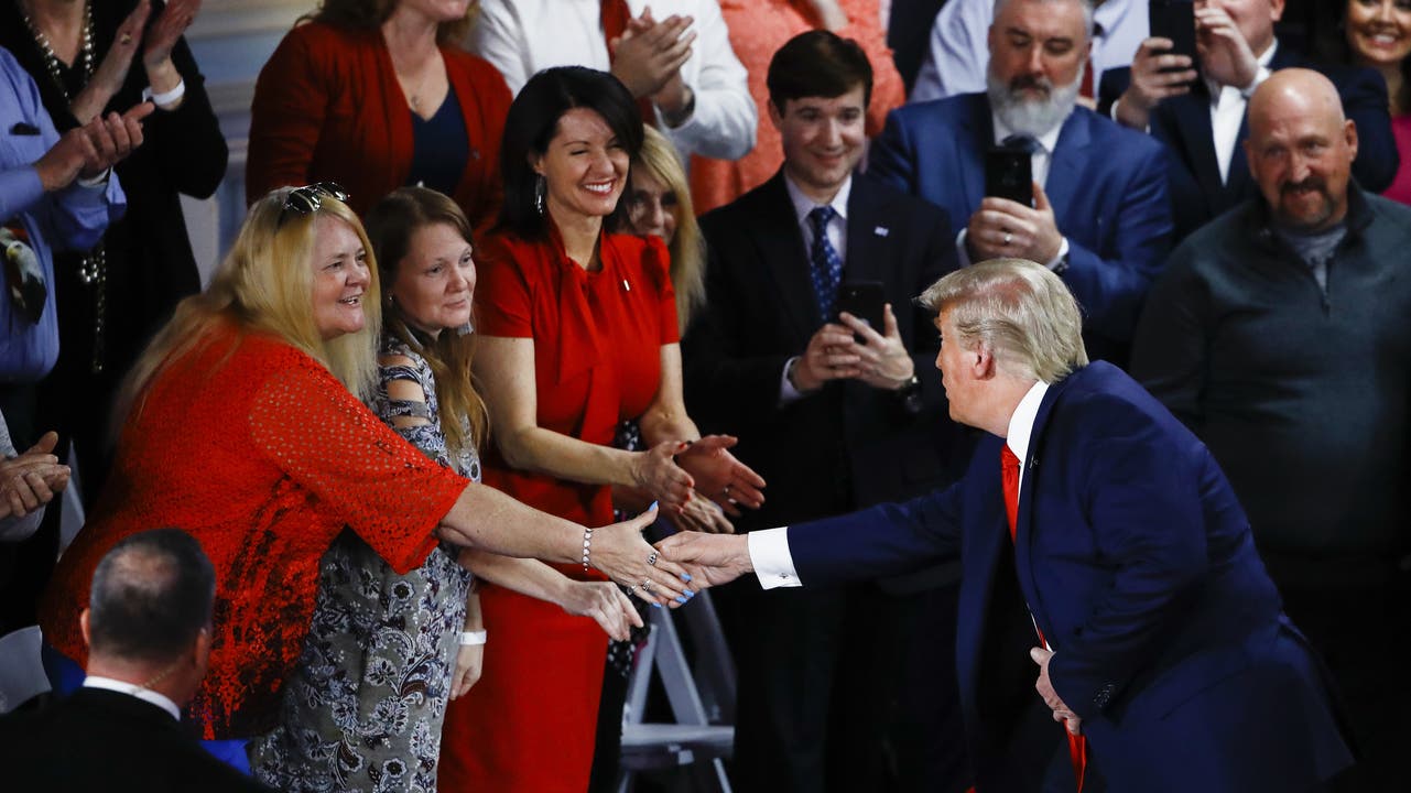 6. März: Donald Trump gibt seinen Anhängern weiterhin die Hand.