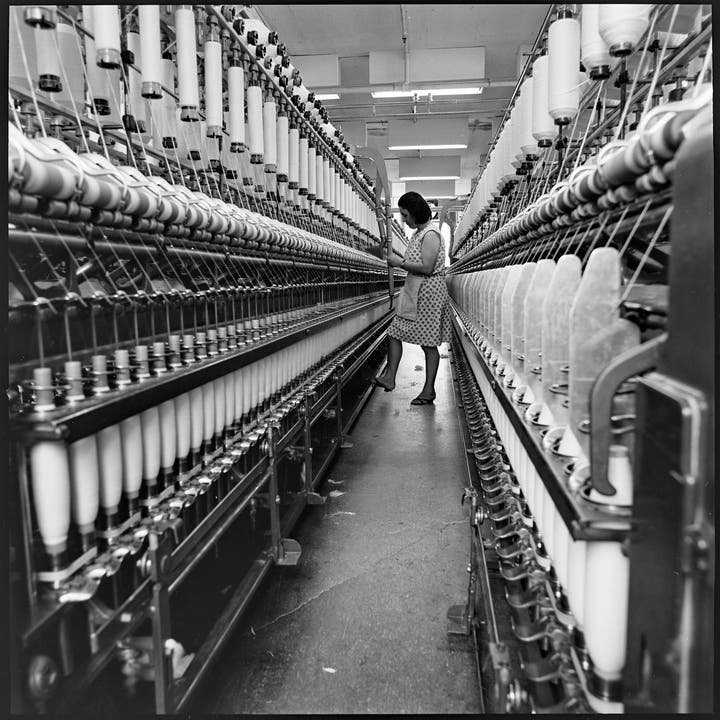 Eine Wettinger Spinnereimitarbeiterin bei der Arbeit, 1966.