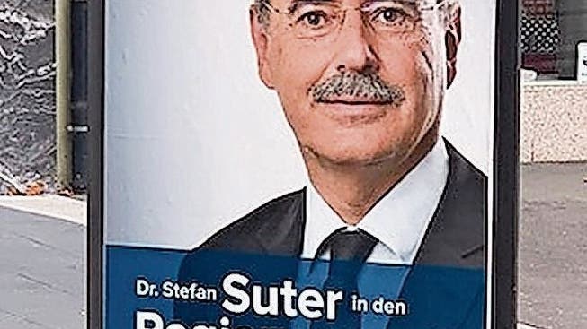 Zuerst drauf – dann nicht: Auf Stefan Suters Plakaten verschwand die Parteibezeichnung.