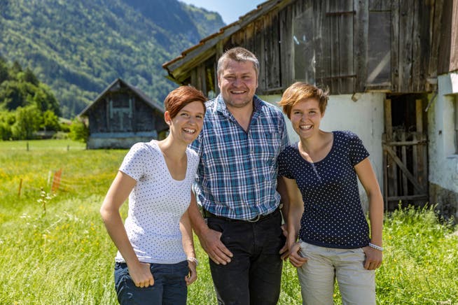 In der Muotataler Heimat: Mirielle (in Weiss) und Cécile (in Blau) Schmidig, zusammen mit Daniel Schmidig.