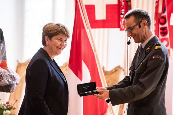 Stefan Holenstein, Präsident der Offiziersgesellschaft, schenkt Verteidigungsministerin Viola Amherd einen Kugelschreiber.