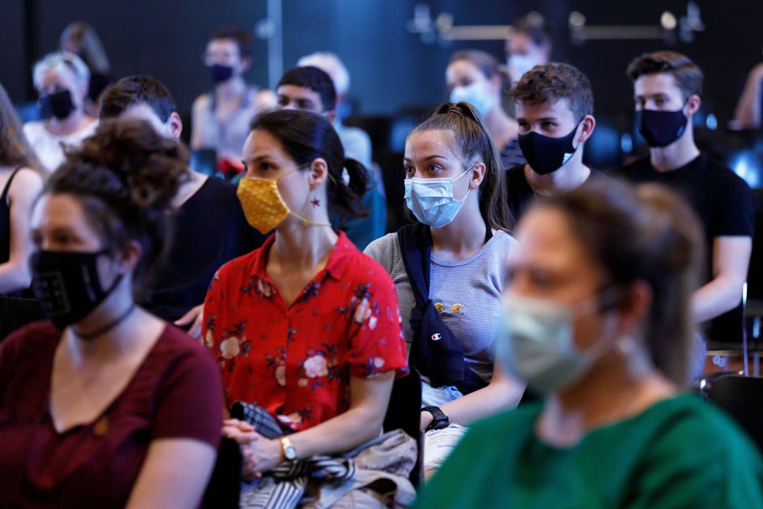 Im Publikum gibt es eine Maskenpflicht.