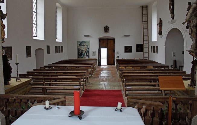 Blick vom Altarraum ins Chappeli. Die Kirchenbänke sollen umgebaut werden.