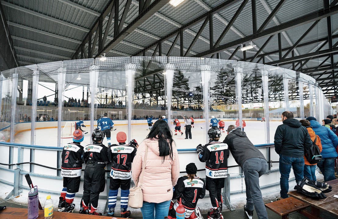 Der Nachwuchs der Argovia Stars und des Eislaufclubs Wettingen stürmt unter den Blicken des Gemeinderats das Eis.