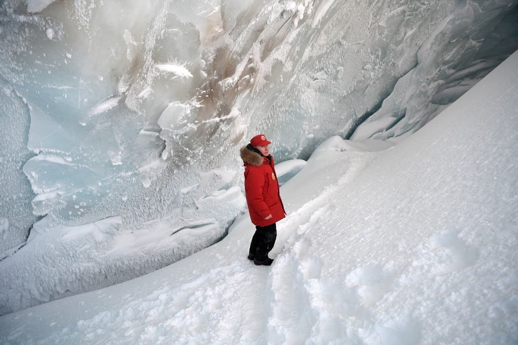 Putin inspiziert eine Eishöhle auf der russischen Insel-Gruppe Franz-Josef-Land im März 2017.