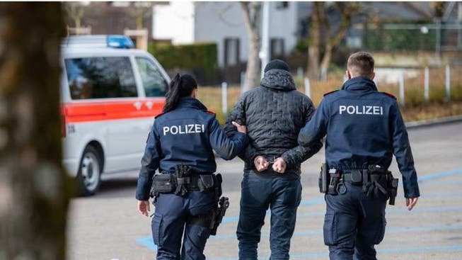 Ob dieser verhaftete Mann Schweizer ist oder nicht, sollen die Zürcher Polizeikorps von sich aus melden. Dies fordert die SVP mit einer Initiative, über die das Zürcher Stimmvolk am 7. März abstimmt. (Symbolbild)