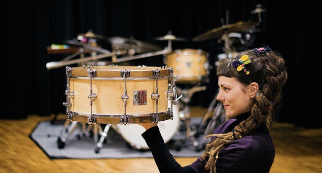 Die 33-jährige kroatische Schlagzeugerin Lada Obradovic hat entscheidende Starthilfe in der Schweiz erhalten.