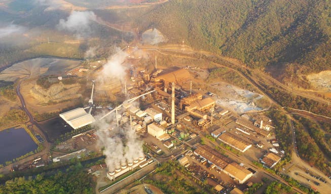 Die Fénix-Mine in Guatemala, links die Mitteilung des Verfassungsgerichts.