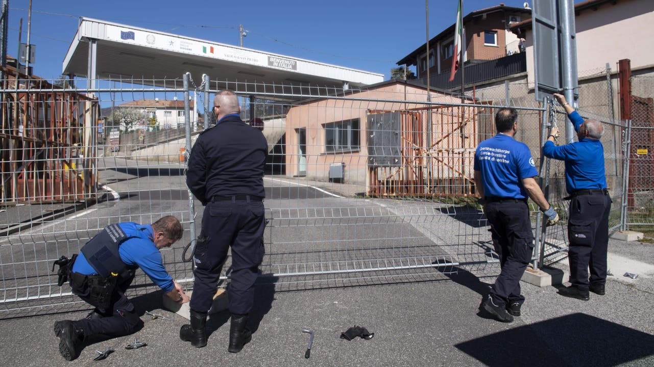 Die Schweiz hat am Mittwoch im Tessin neun kleinere Grenzübergänge nach Italien mit bereits installierten Barrieren geschlossen.