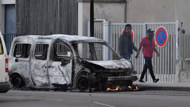 In Dijon brennen Autos und es wird geschossen.