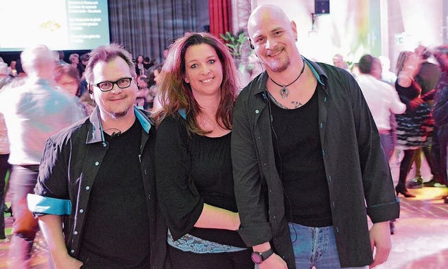 Oliver Jucker (l.), Sabine Anderhub und Däni Anderhub organisieren Tanzpartys.
