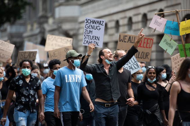 In der Schweiz gehen seit Wochen Tausende Menschen auf die Strasse, um gegen die Corona-Massnahmen, Rassismus oder für die Gleichberechtigung zu demonstrieren.