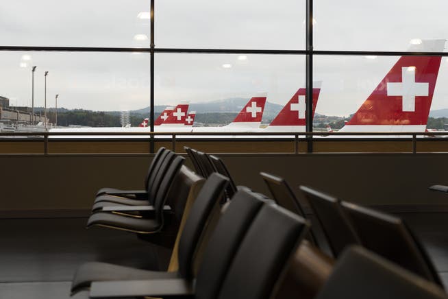 Parkierte Flugzeuge und leere Sitzplätze am Flughafen Zürich.