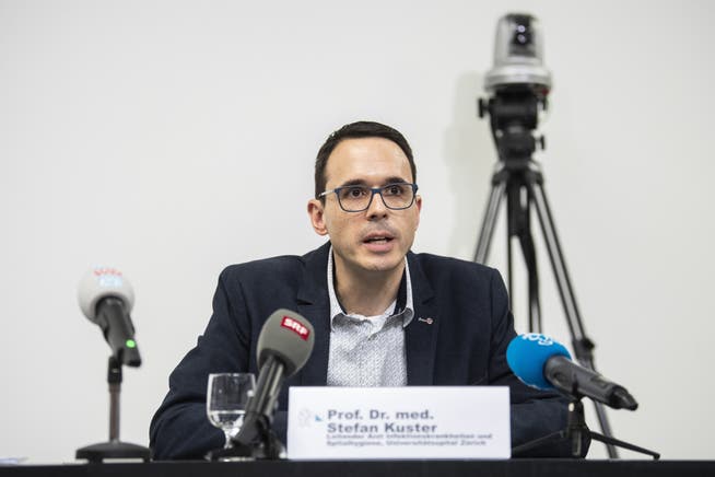 Stefan Kuster, der neue «Mr. Corona» im Bundesamt für Gesundheit, tritt am Freitag zum ersten Mal in offizieller Mission in Bern vor die Medien.