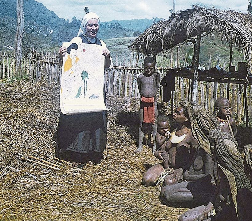 Hygienelektion mit Plakaten 1971. So versuchte Gaudentia die Frauen zu motivieren, für die Geburt ihrer Kinder ins Geburtshaus der Missionsstation zu kommen.