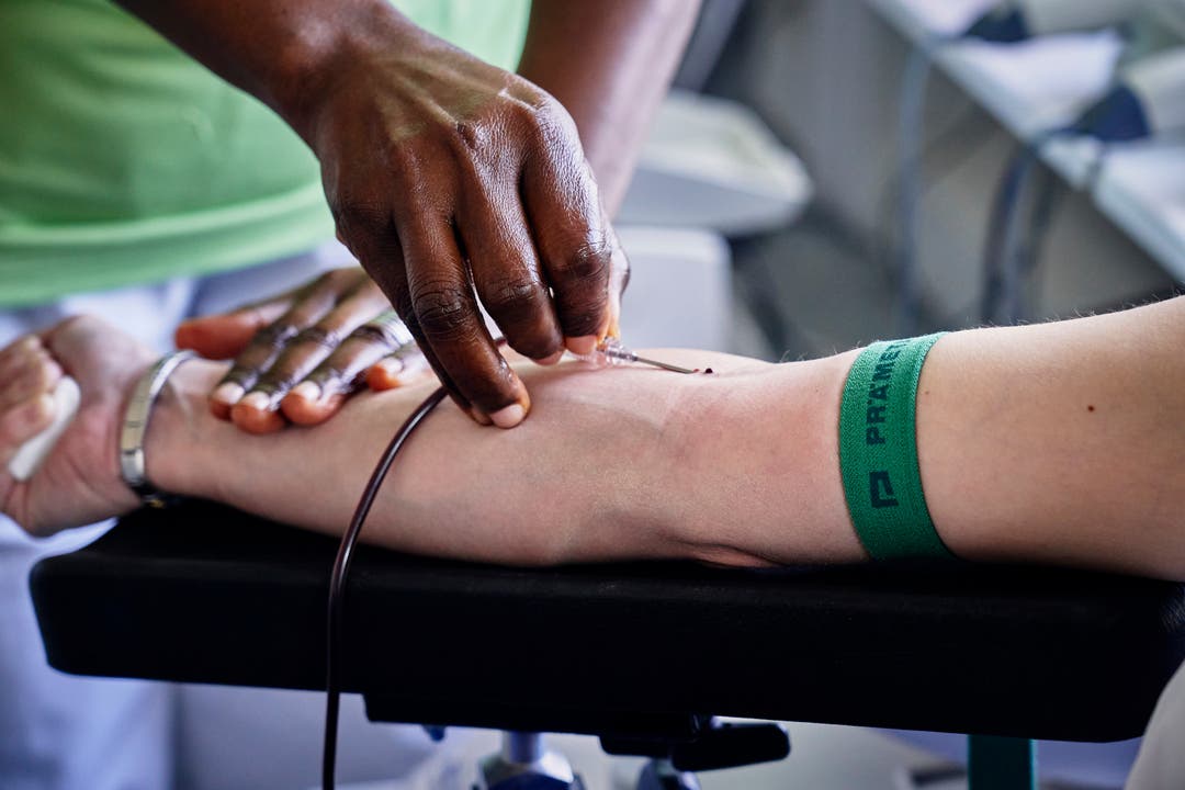Mit dem gespendeten Blut werden Menschen versorgt, die nach Unfällen oder Operationen einen grossen Blutverlust erlitten haben. Ebenso wird es bei der Behandlung von Krebs, Leukämie und anderen Krankheiten eingesetzt.