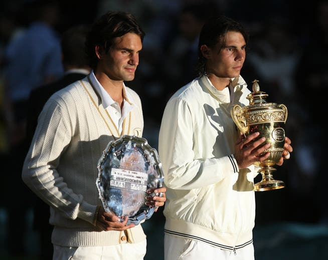 Roger Federer und Rafael Nadal nach dem Wimbledon-Final 2008.