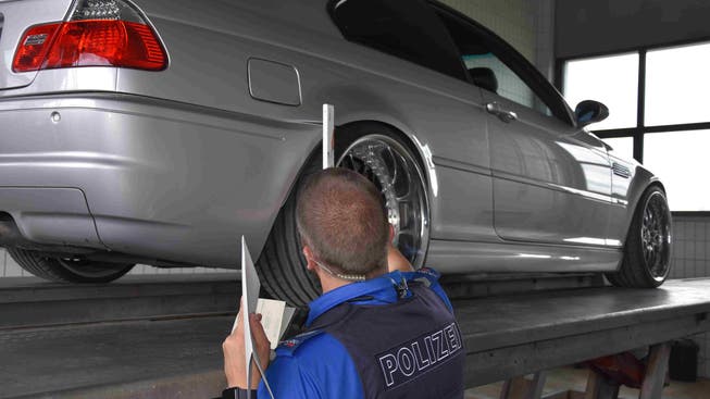 Die Schweizer Polizeien haben die Autoposer ins Visier genommen – doch Verstösse und verbotene Modifikationen sind oft schwer zu beweisen: Fahrzeugkontrolle der St.Galler Kantonspolizei Ende Mai.