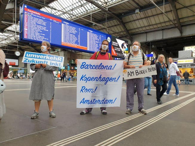 Aktivistinnen und Aktivisten empfingen die Nachtzüge in Zürich.