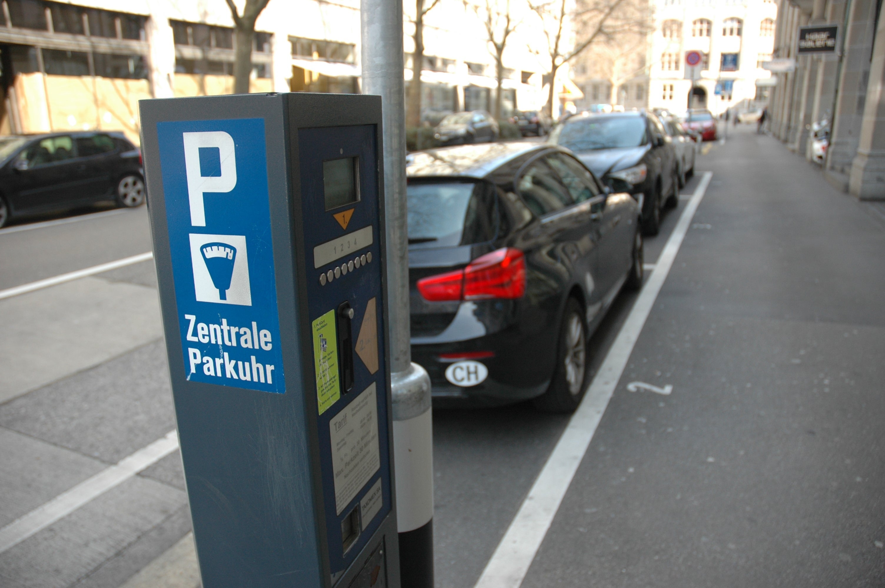 Strassenverkehr - Der Bund Will In Den Grossen Städten Parkplätze ...