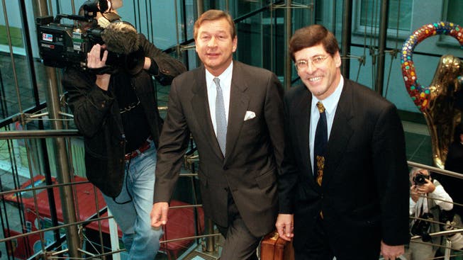 Dieses Bild blieb haften: Marcel Ospel (links), der Chef des Bankvereins, und Mathis Cabiallavetta, der Chef der Bankgesellschaft, geben am 8. Dezember 1997 die Grossfusion bekannt.