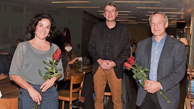 Sie freuen sich im «Odeon» in Brugg über die erfolgreichen Wahlen (von links): Luzia Capanni, Dieter Egli und Martin Brügger.