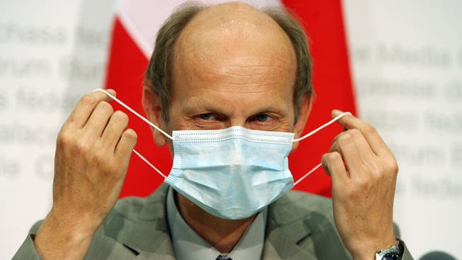 Im Jahr 2007, bei der damaligen Pandemievorbereitung, erklärte auch der heutige Corona-Delegierte Daniel Koch, wie man eine Maske richtig trägt.