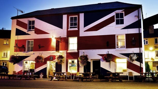 Das Pub. Eine ur-britische Institution, die es zehntausendfach gibt im Vereinigten Königreich – ob in der Stadt, im Dorf oder auf dem Land.