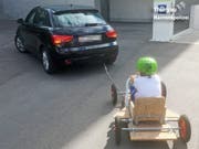 Ein Vater transportierte die Seifenkiste mitsamt Sohn im Schlepptau. (Bild: Kapo TG)