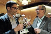 Prost: Urban Kaiser, Leiter Amt für Alter und Gesundheit der Stadt, und Paul Gruber, Präsident des Dafas, stossen an. (Bild: Rahel Haag)