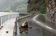 Der rund 300 Kilo schwere Stein beschädigte unter anderem die Leitplanke zwischen Lopperstrasse und dem Steg. Bild: PD (Stansstad, 20. August 2019)