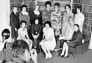 Ein Foto für die Geschichtsbücher: die ersten Schweizer Nationalrätinnen, stehend von links: Elisabeth Blunschy, Hedi Lang, Hanny Thalmann, Helen Meyer, Lilian Uchtenhagen, Josi Meier, Hanna Sahlfeld sowie sitzend von links Tilo Frey, Gabrielle Nanchen, Liselotte Spreng, Martha Ribi und Nelly Wicky (Bild: Keystone (Bern, 23. Juli 1972))