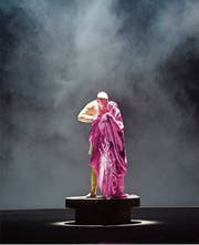 John Daszak in der Rolle des verkrüppelten Alviano Salvago. (Bild: Monika Rittershaus)