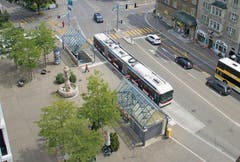 Der erste Auftrag von Santiago Calatrava in St.Gallen: 1983 erstellt er kurz nach dem ETH-Abschluss die Dächlein bei der Bushaltestelle beim «Hirschen» St.Fiden. (Bild: Ralph Ribi - 2. August 2016)