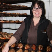 Adelheid Gsell mit gefüllten Pouletbrüstli vom eigenen Hof. (Foto: PD)
