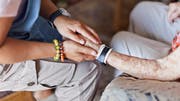 Wer zuhause unentgeltlich Personen pflegt, soll einen Steuerabzug geltend machen können. Das fordert ein Altdorfer CVP-Landrat. (Bild: KEYSTONE/Gaetan Bally)