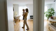 In vielen gemeinnützigen Wohnungen gelten Belegungsvorschriften und Familien mit Kindern werden bevorzugt. (Bild: Gaetan Bally/Keystone)